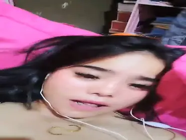 ABG Pamer Memek Basah Live Pakai Earphone Putih Viral